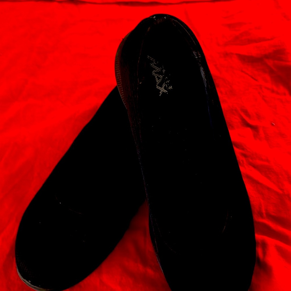 Sketchers Lite Size 9.5
From a smoke free home.
Very comfortable.